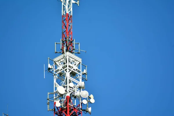电信肥大与微波链路和电视发射机天线在蔚蓝的天空 — 图库照片