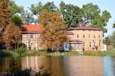 Göl kenarında bir ortaçağ city park