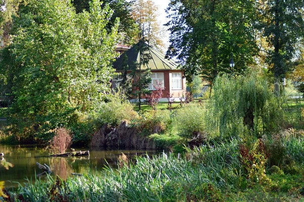 See Der Nähe Des Parks Einer Mittelalterlichen Stadt — Stockfoto