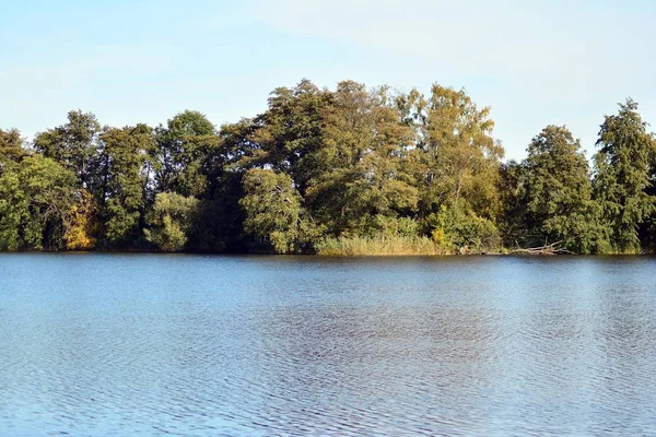 See Der Nähe Des Parks Einer Mittelalterlichen Stadt — Stockfoto