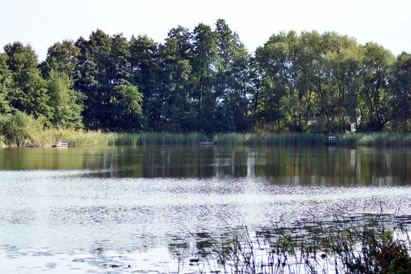 中世の街の公園の近くの湖 — ストック写真