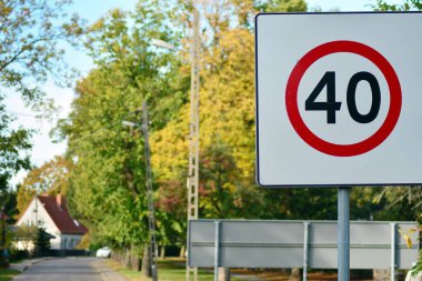 Seçici odak resim eski bir hız sınırı yol işareti kırsal