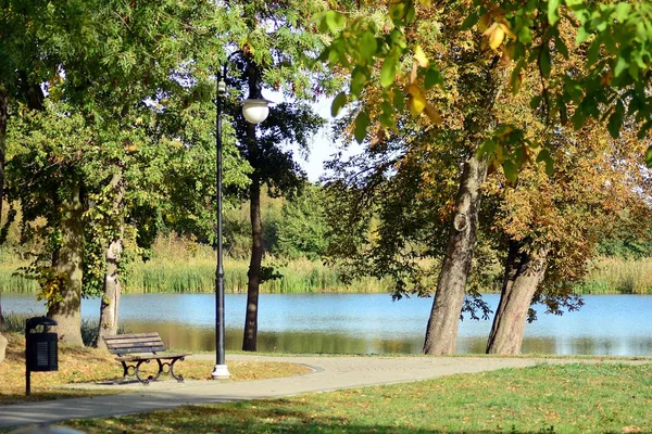 See Der Nähe Des Parks Einer Mittelalterlichen Stadt — Stockfoto