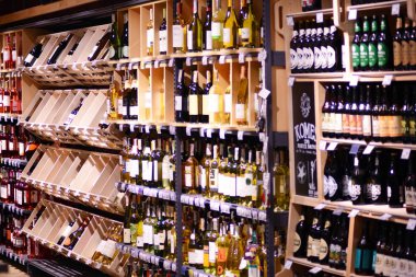 Szczecin, Polonya. 6 Ekim 2018. Carrefour süpermarketinde bira şişeleri ile Raf