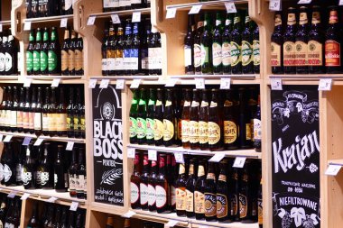 Szczecin, Polonya. 6 Ekim 2018. Carrefour süpermarketinde bira şişeleri ile Raf