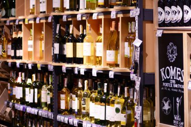 Szczecin, Polonya. 6 Ekim 2018. Carrefour süpermarketinde bira şişeleri ile Raf