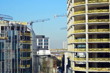 Varşova, Polonya. 15 Ekim 2018. Mennica eski kule Ofis Binası İnşaatı. 