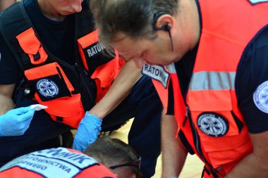 Varşova, Polonya. 16 Ekim 2018. Avrupa Meydanı. Avrupa günü, geri yükleme sırasında kalbin faaliyetlerin organize Wosp Vakfı gibi birçok kişi tarafından aynı anda Kardiyopulmoner resüsitasyon bir kayıtta mümkün olduğunca.