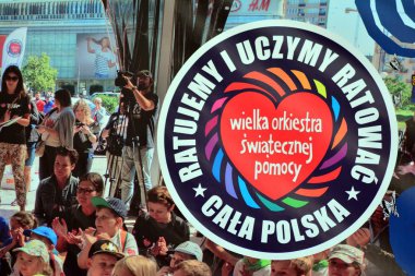 Varşova, Polonya. 16 Ekim 2018. Avrupa Meydanı. Avrupa günü, geri yükleme sırasında kalbin faaliyetlerin organize Wosp Vakfı gibi birçok kişi tarafından aynı anda Kardiyopulmoner resüsitasyon bir kayıtta mümkün olduğunca.