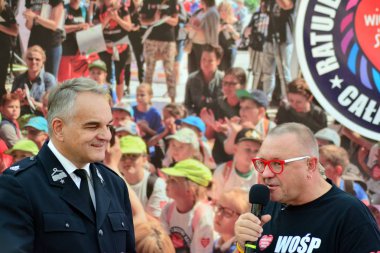 Varşova, Polonya. 16 Ekim 2018. Avrupa Meydanı. Avrupa günü, geri yükleme sırasında kalbin faaliyetlerin organize Wosp Vakfı gibi birçok kişi tarafından aynı anda Kardiyopulmoner resüsitasyon bir kayıtta mümkün olduğunca.