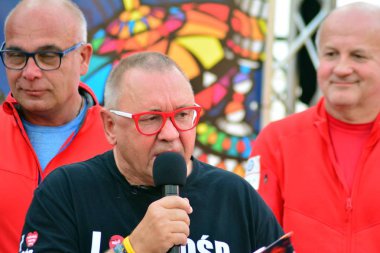 Varşova, Polonya. 16 Ekim 2018. Avrupa Meydanı. Avrupa günü, geri yükleme sırasında kalbin faaliyetlerin organize Wosp Vakfı gibi birçok kişi tarafından aynı anda Kardiyopulmoner resüsitasyon bir kayıtta mümkün olduğunca.