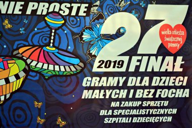 Varşova, Polonya. 16 Ekim 2018. Avrupa Meydanı. Kırmızı kalp, sosyal yardım sembolü. Büyük orkestra Noel sadaka yardım kampanyası. Jurek Owsiak. 