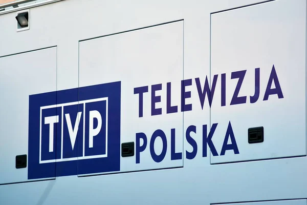 Varşova, Polonya. 17 Ekim 2018. TVP Telewizja Polaka 'yı imzala. Şirket tabelası TVP Telewizja Polska 