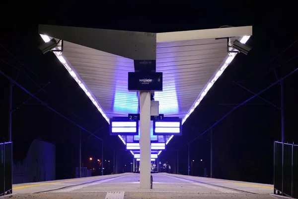 Pusty Dworzec Kolejowy Rekonstrukcji Nocy — Zdjęcie stockowe