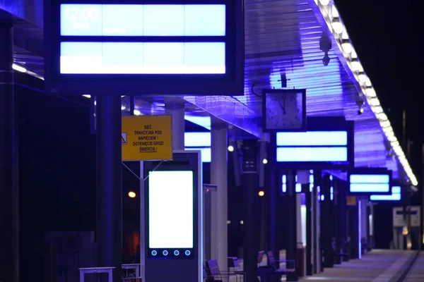 Leerer Bahnhof Nach Umbau Der Nacht — Stockfoto