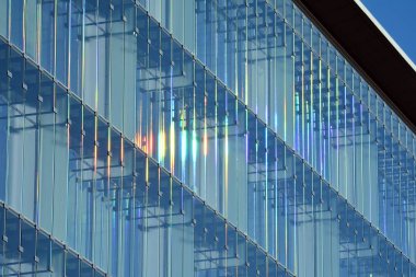Modern ofis binası cephe soyut parçası, çelik yapı içinde parlak pencere eşiği.