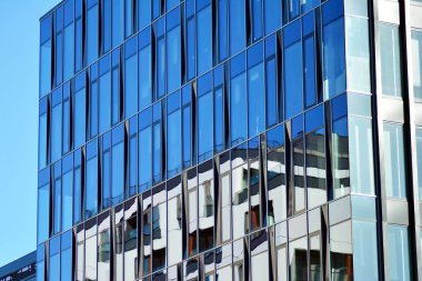 Modern ofis binası cephe soyut parçası, çelik yapı içinde parlak pencere eşiği.