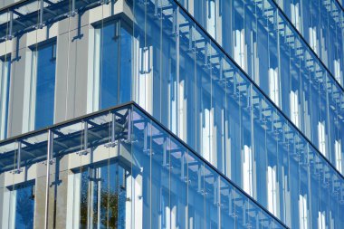 Modern ofis binası cephe soyut parçası, çelik yapı içinde parlak pencere eşiği.