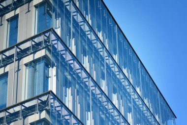 Modern ofis binası cephe soyut parçası, çelik yapı içinde parlak pencere eşiği.