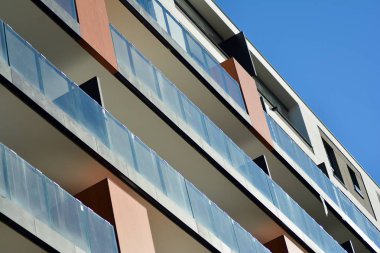 Mavi gökyüzü olan güneşli bir günde modern apartman binaları. Modern bir apartmanın cephesi.
