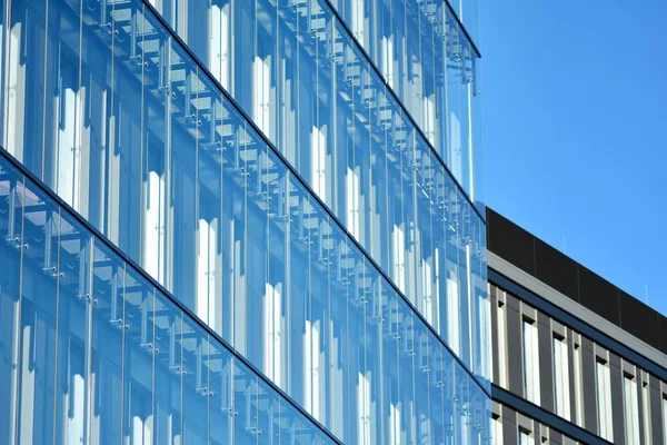 现代办公楼外立面抽象碎片 钢结构闪亮的窗户 — 图库照片