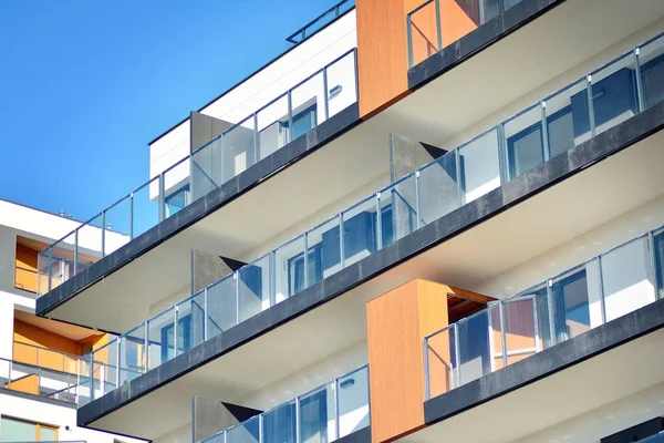 Moderne Appartementengebouwen Een Zonnige Dag Met Een Blauwe Lucht Voorzijde — Stockfoto