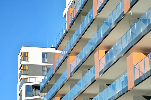 Moderne Mehrfamilienhäuser Einem Sonnigen Tag Mit Blauem Himmel Fassade Eines — Stockfoto