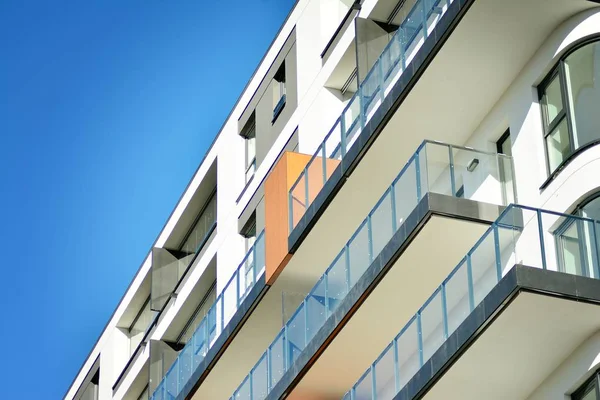 Edifícios Apartamentos Modernos Dia Ensolarado Com Céu Azul Fachada Moderno — Fotografia de Stock