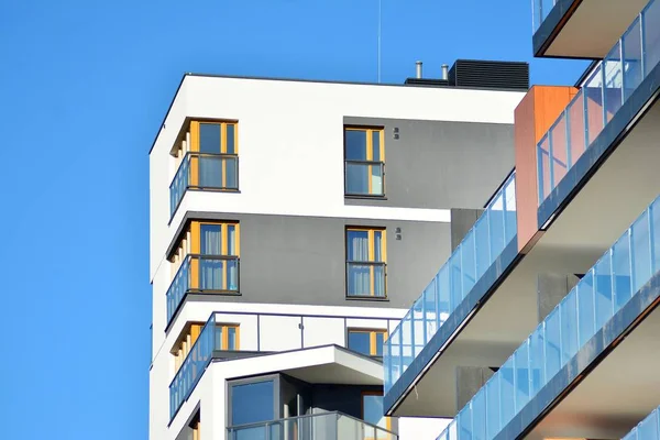 Moderne Mehrfamilienhäuser Einem Sonnigen Tag Mit Blauem Himmel Fassade Eines — Stockfoto