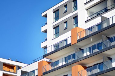 Mavi gökyüzü olan güneşli bir günde modern apartman binaları. Modern bir apartmanın cephesi.