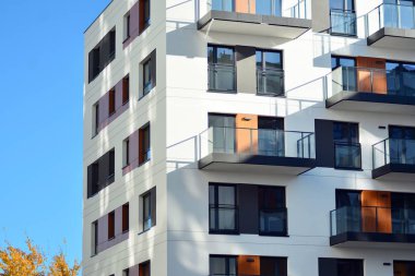 Mavi gökyüzü olan güneşli bir günde modern apartman binaları. Modern bir apartmanın cephesi.