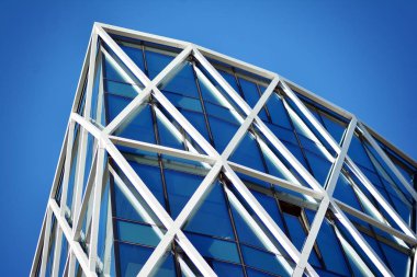 Modern ofis binası cephe soyut parçası, çelik yapı içinde parlak pencere eşiği.