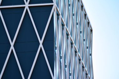 Modern ofis binası cephe soyut parçası, çelik yapı içinde parlak pencere eşiği.