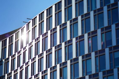 Modern ofis binası cephe soyut parçası, çelik yapı içinde parlak pencere eşiği.