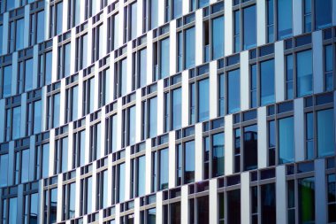 Modern ofis binası cephe soyut parçası, çelik yapı içinde parlak pencere eşiği.