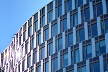 Modern ofis binası cephe soyut parçası, çelik yapı içinde parlak pencere eşiği.