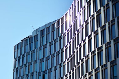 Modern ofis binası cephe soyut parçası, çelik yapı içinde parlak pencere eşiği.