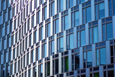 Modern ofis binası cephe soyut parçası, çelik yapı içinde parlak pencere eşiği.