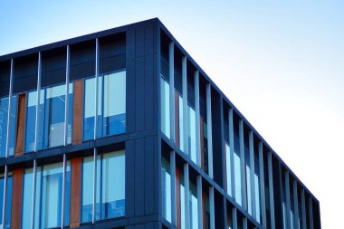 Modern ofis binası cephe soyut parçası, çelik yapı içinde parlak pencere eşiği.