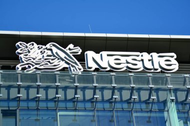 Varşova, Polonya. 2 Kasım 2018. İşareti Nestle. Şirket tabela Nestle.