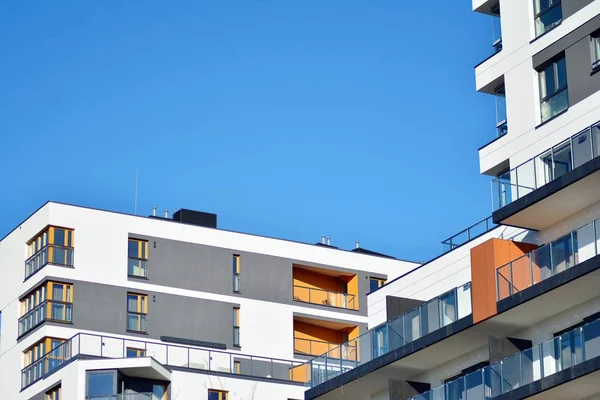 Moderne Appartementengebouwen Een Zonnige Dag Met Een Blauwe Lucht Voorzijde — Stockfoto