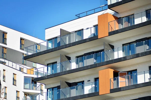 Moderne Appartementengebouwen Een Zonnige Dag Met Een Blauwe Lucht Voorzijde — Stockfoto