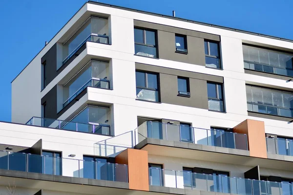 Immeubles Modernes Par Une Journée Ensoleillée Avec Ciel Bleu Façade — Photo