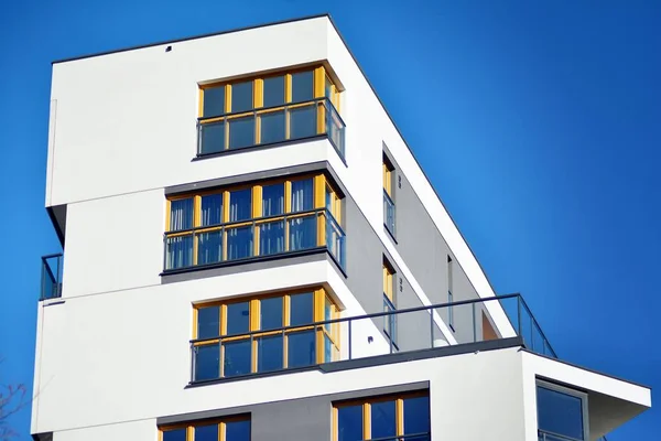 Moderne Appartementengebouwen Een Zonnige Dag Met Een Blauwe Lucht Voorzijde — Stockfoto