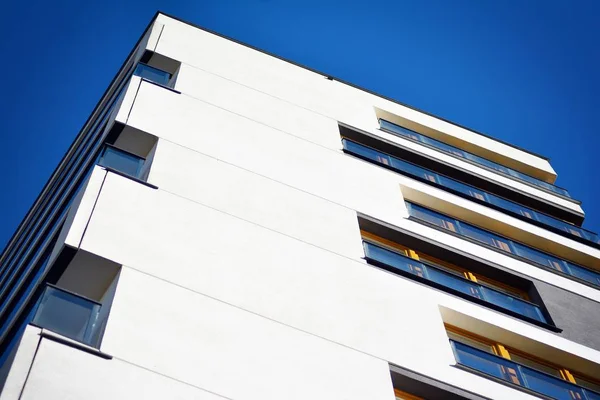 Edifícios Apartamentos Modernos Dia Ensolarado Com Céu Azul Fachada Moderno — Fotografia de Stock