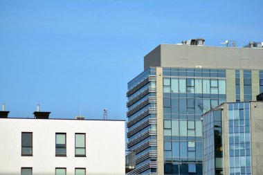 Modern bir ofis binasının dışı.