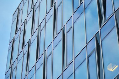 Modern bir ofis binasının dışı.