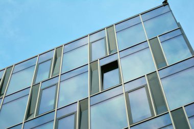 Modern bir ofis binasının dışı.