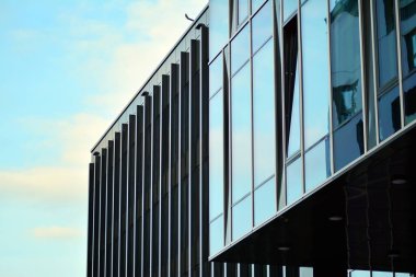 Modern bir ofis binasının dışı.