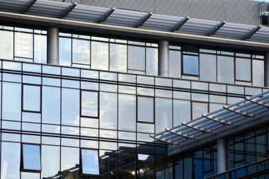 Modern bir ofis binasının dışı.